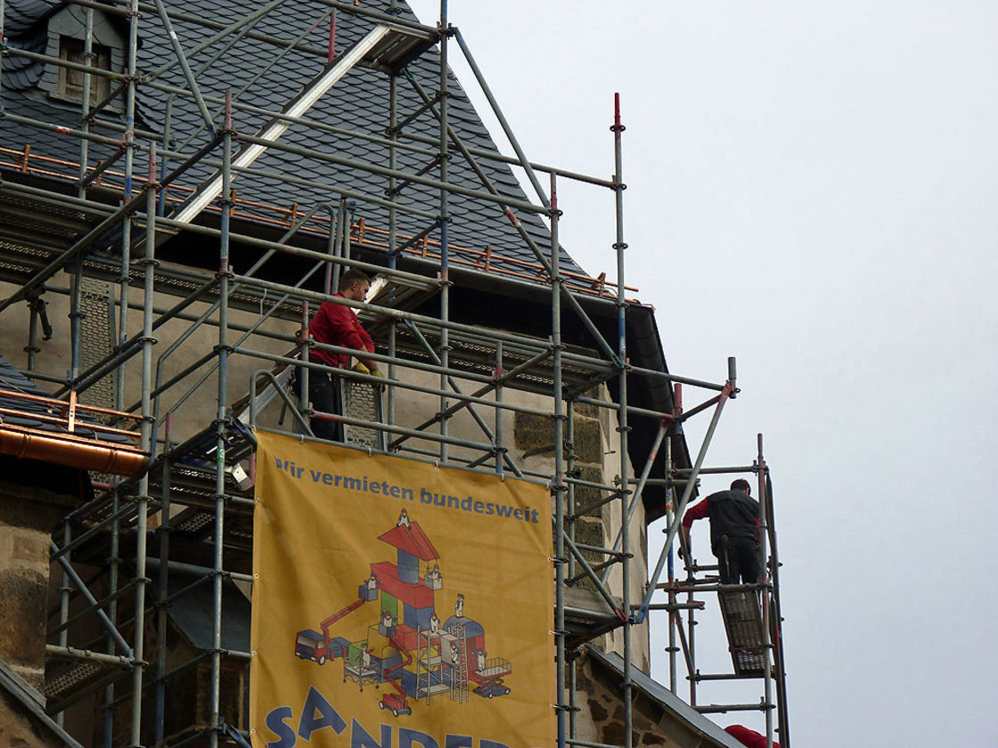 Abbau des Gerüstes an der Südseite (Foto: Karl-Franz Thiede)